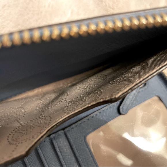 *SOLD* Michael Kors Wristlet - Picture 4 of 6